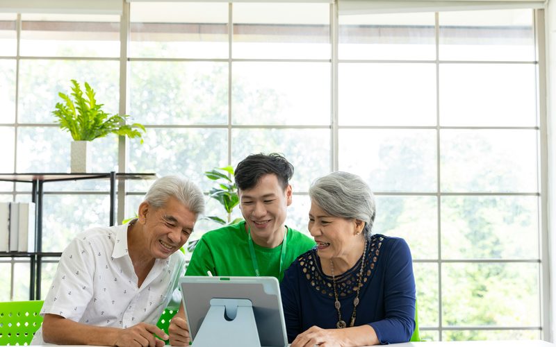 Advisor with clients